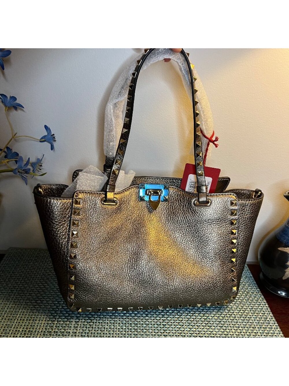 NWT VALENTINO GARAVANI Metallic Alce Printed Calfskin Small Rockstud Tote Gold